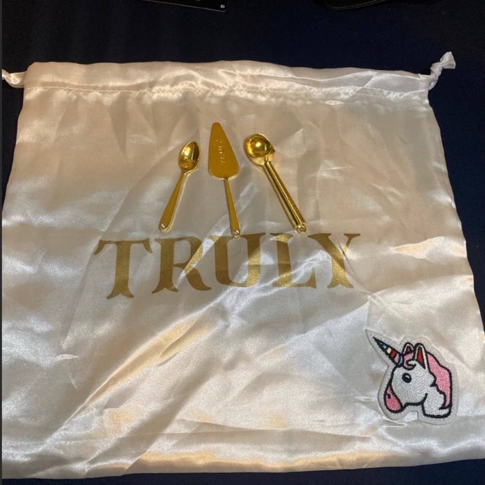 Truly Satin Bag/Scoops